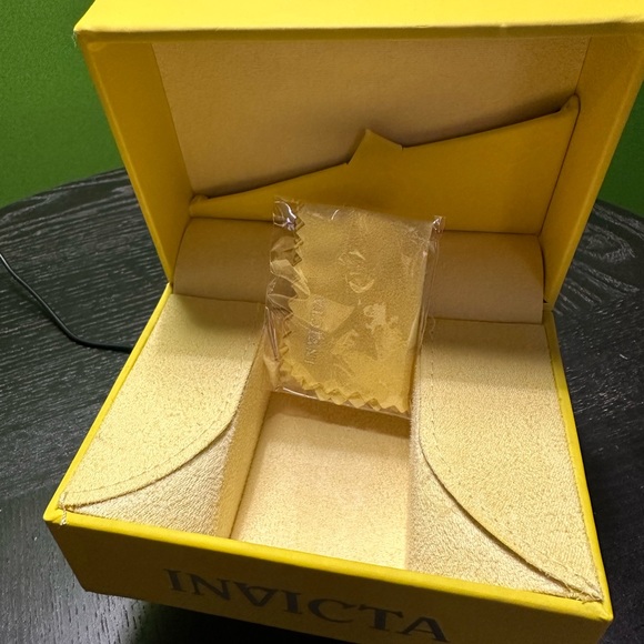 NWT Superman Invicta Watch with hard case and gift box - Picture 12 of 16